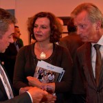 Ries van Vreeswijk geeft tekst en uitleg aan minister Schippers van VWS en Jan Kamminga, voorzitter FME